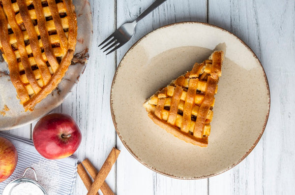 Tarte aux pommes fraîchement préparée à la cannelle de Ceylan automnale