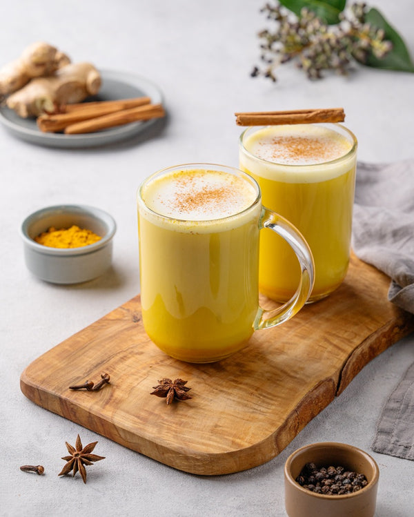 Latte au lait doré avec cannelle et curcuma