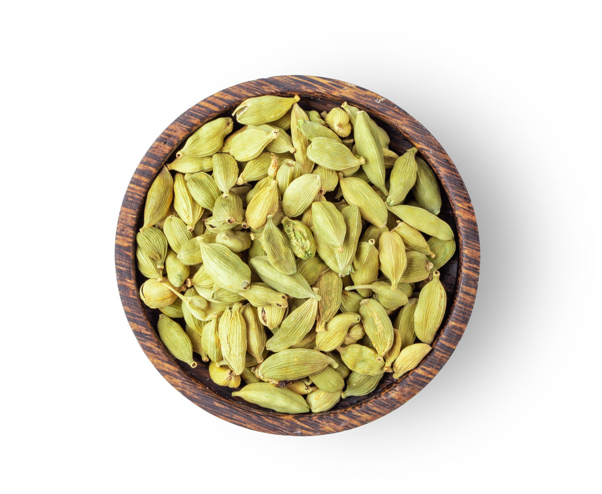 Green cardamom pods in a wooden bowl – why origin and freshness define premium Sri Lankan cardamom quality
